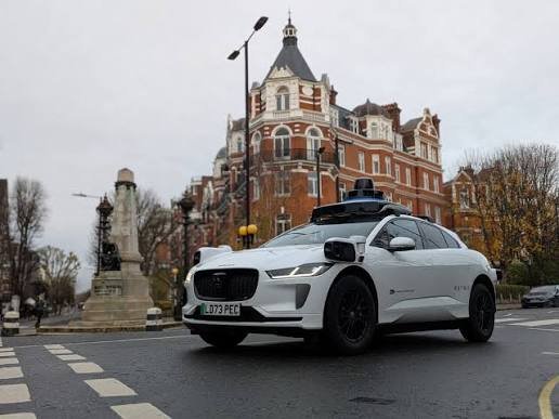 Vehículo autónomo de Waymo circulando por una calle de Londres