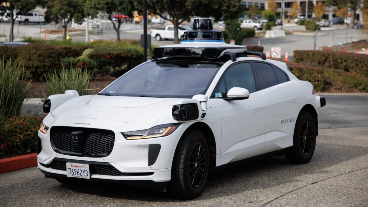 Coche autónomo eléctrico Jaguar I-PACE de Waymo con sensores en el techo