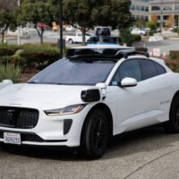Coche autónomo eléctrico Jaguar I-PACE de Waymo con sensores en el techo