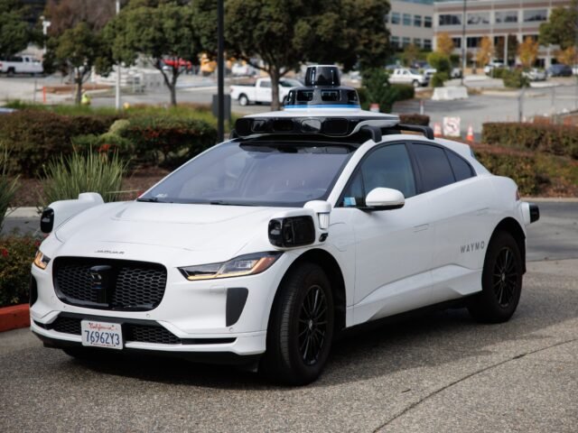 Coche autónomo eléctrico Jaguar I-PACE de Waymo con sensores en el techo